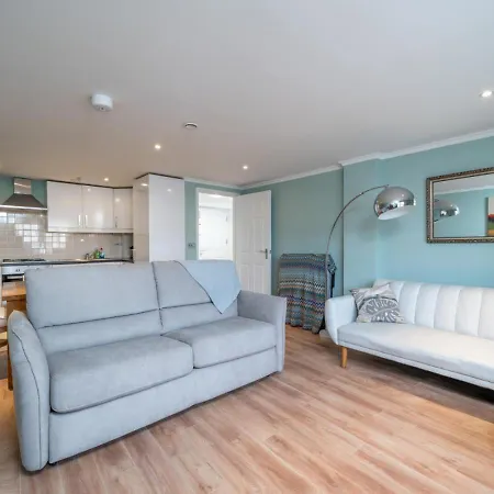 Modern Luxury Apartment, Sleeps Five, Barons Court Apartment London