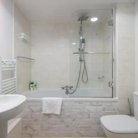 Modern Luxury Apartment, Sleeps Five, Barons Court