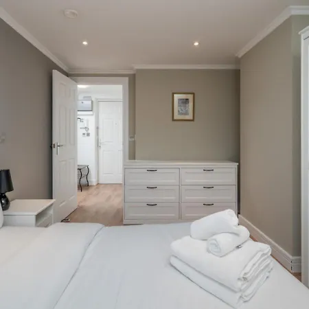 Modern Luxury Apartment, Sleeps Five, Barons Court Apartment *