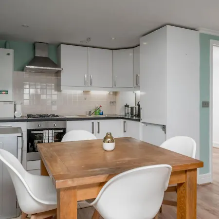 Modern Luxury Apartment, Sleeps Five, Barons Court Apartment London