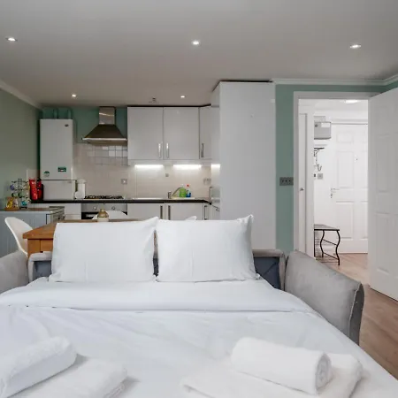 Apartment Modern Luxury Apartment, Sleeps Five, Barons Court London
