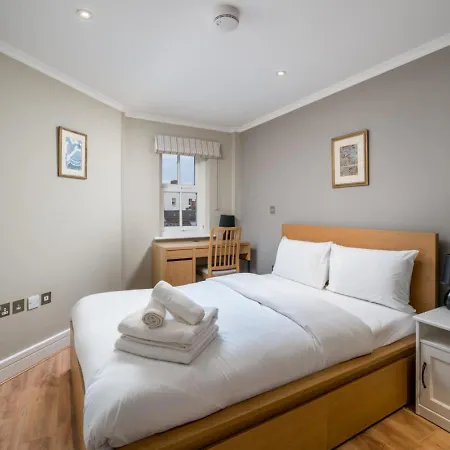 Apartment Modern Luxury Apartment, Sleeps Five, Barons Court *