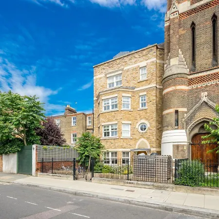 Modern Luxury Apartment, Sleeps Five, Barons Court Apartment London