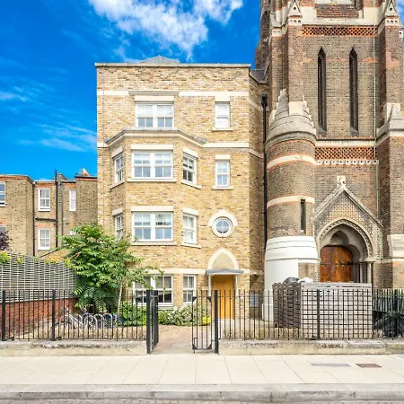 Apartment Modern Luxury Apartment, Sleeps Five, Barons Court London
