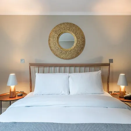 Gorgeous Design 2 Bed Flat Barons Court Sleeps Six London