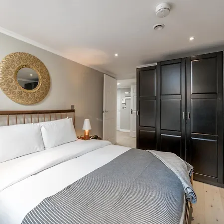 Gorgeous Design 2 Bed Flat Barons Court Sleeps Six *