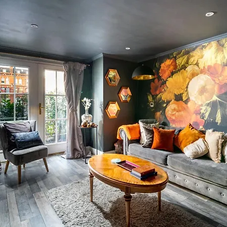 Gorgeous Design 2 Bed Flat Barons Court Sleeps Six Apartment London