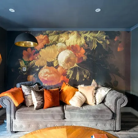 Apartment Gorgeous Design 2 Bed Flat Barons Court Sleeps Six London