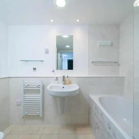 Gorgeous Design 2 Bed Flat Barons Court Sleeps Six *