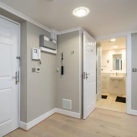 Gorgeous Design 2 Bed Flat Barons Court Sleeps Six Apartment