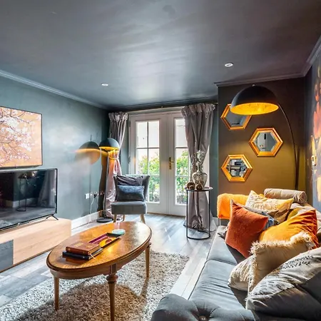 Gorgeous Design 2 Bed Flat Barons Court Sleeps Six Apartment London