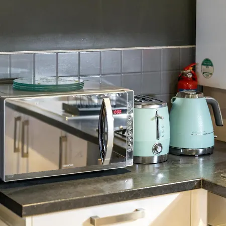 Gorgeous Design 2 Bed Flat Barons Court Sleeps Six London