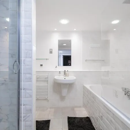 Gorgeous Design 2 Bed Flat Barons Court Sleeps Six Apartment