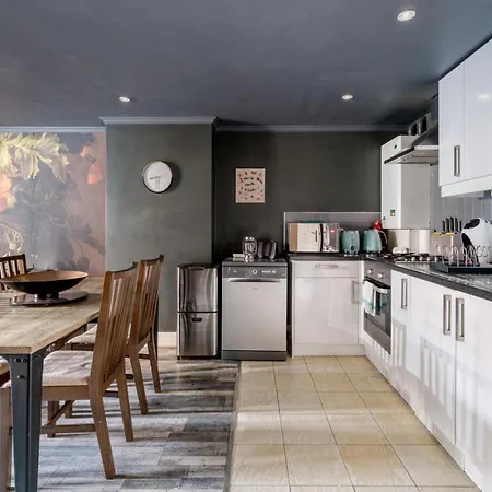 Gorgeous Design 2 Bed Flat Barons Court Sleeps Six Apartment *