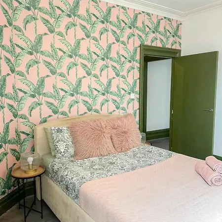 Apartment Lovely 2-bedroom Flat With Indoor Fireplace In Shepherds Bush, Near White London