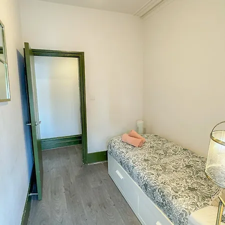 Lovely 2-bedroom Flat With Indoor Fireplace In Shepherds Bush, Near White London