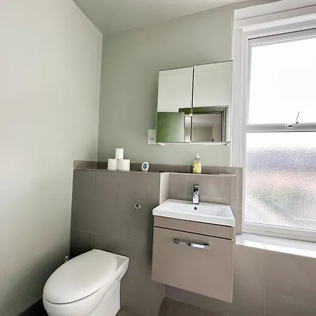Lovely 2-bedroom Flat With Indoor Fireplace In Shepherds Bush, Near White Apartment London