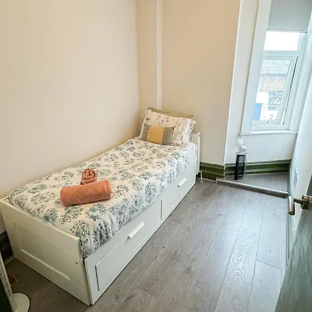 Apartment Lovely 2-bedroom Flat With Indoor Fireplace In Shepherds Bush, Near White London