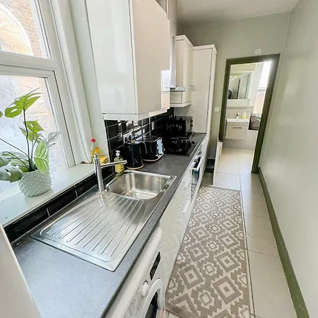 Lovely 2-bedroom Flat With Indoor Fireplace In Shepherds Bush, Near White *