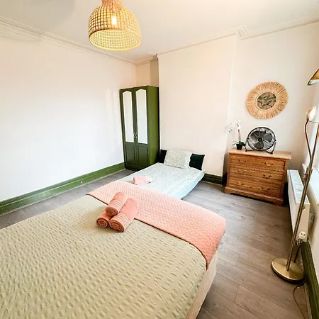 Lovely 2-bedroom Flat With Indoor Fireplace In Shepherds Bush, Near White * London