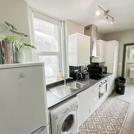 Lovely 2-bedroom Flat With Indoor Fireplace In Shepherds Bush, Near White Apartment London