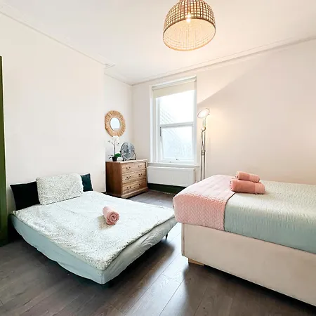 Apartment Lovely 2-bedroom Flat With Indoor Fireplace In Shepherds Bush, Near White London