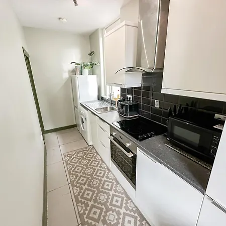 Apartment Lovely 2-bedroom Flat With Indoor Fireplace In Shepherds Bush, Near White