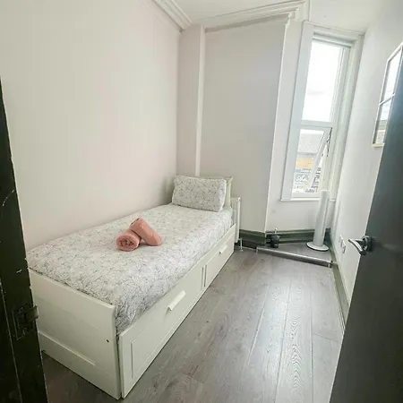 Lovely 2-bedroom Flat With Indoor Fireplace In Shepherds Bush, Near White Apartment *