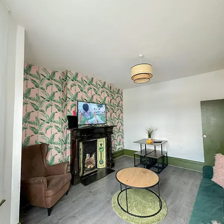 Lovely 2-bedroom Flat With Indoor Fireplace In Shepherds Bush, Near White Apartment London