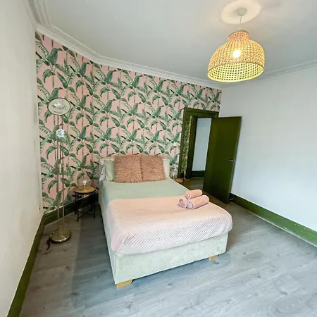 Apartment Lovely 2-bedroom Flat With Indoor Fireplace In Shepherds Bush, Near White London