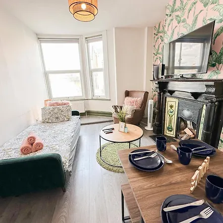 Lovely 2-bedroom Flat With Indoor Fireplace In Shepherds Bush, Near White * London