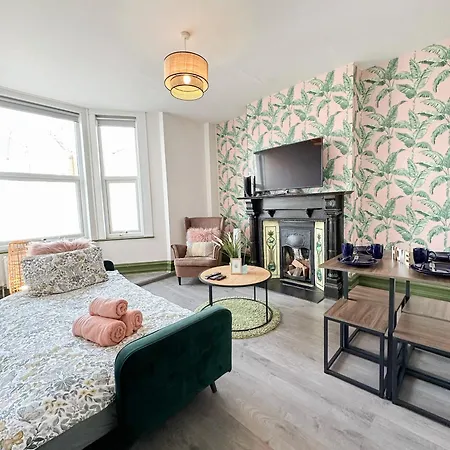 Apartment Lovely 2-bedroom Flat With Indoor Fireplace In Shepherds Bush, Near White