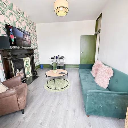 Lovely 2-bedroom Flat With Indoor Fireplace In Shepherds Bush, Near White Apartment London