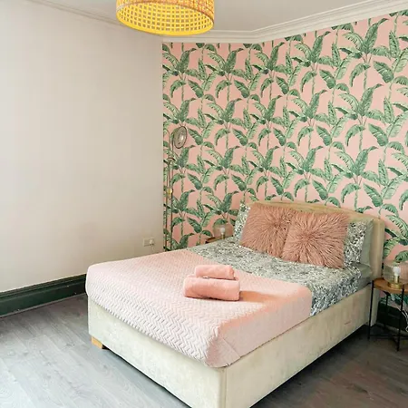 Apartment Lovely 2-bedroom Flat With Indoor Fireplace In Shepherds Bush, Near White London