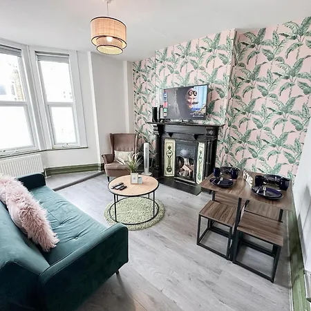 Lovely 2-bedroom Flat With Indoor Fireplace In Shepherds Bush, Near White *
