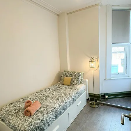 Lovely 2-bedroom Flat With Indoor Fireplace In Shepherds Bush, Near White Apartment
