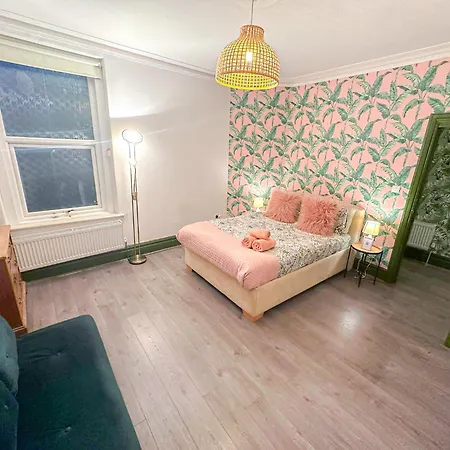 Lovely 2-bedroom Flat With Indoor Fireplace In Shepherds Bush, Near White Apartment London