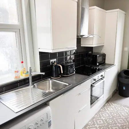 Apartment Lovely 2-bedroom Flat With Indoor Fireplace In Shepherds Bush, Near White London