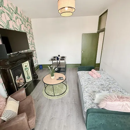 Lovely 2-bedroom Flat With Indoor Fireplace In Shepherds Bush, Near White London