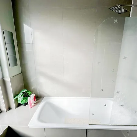 Lovely 2-bedroom Flat With Indoor Fireplace In Shepherds Bush, Near White * London