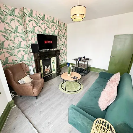 Lovely 2-bedroom Flat With Indoor Fireplace In Shepherds Bush, Near White