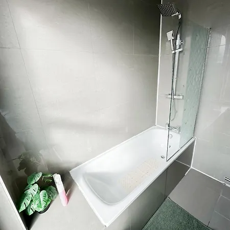Lovely 2-bedroom Flat With Indoor Fireplace In Shepherds Bush, Near White Apartment *