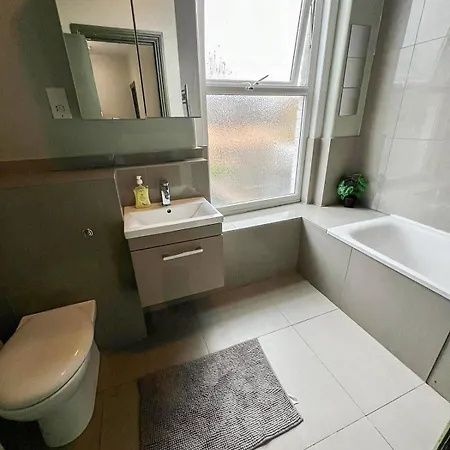 Lovely 2-bedroom Flat With Indoor Fireplace In Shepherds Bush, Near White Apartment London