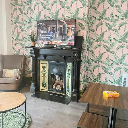 Lovely 2-bedroom Flat With Indoor Fireplace In Shepherds Bush, Near White London