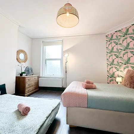 Lovely 2-bedroom Flat With Indoor Fireplace In Shepherds Bush, Near White *