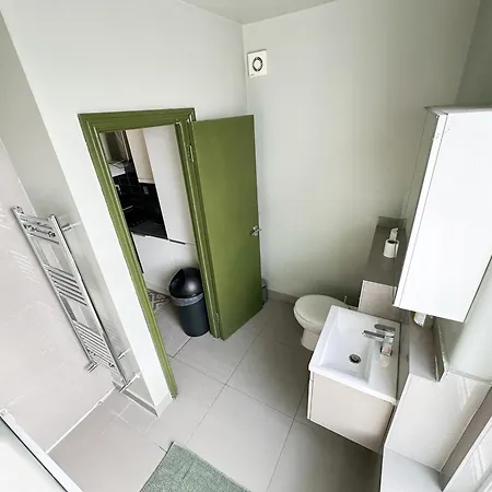 Lovely 2-bedroom Flat With Indoor Fireplace In Shepherds Bush, Near White Apartment London