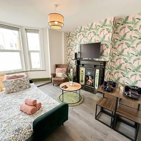 Apartment Lovely 2-bedroom Flat With Indoor Fireplace In Shepherds Bush, Near White London