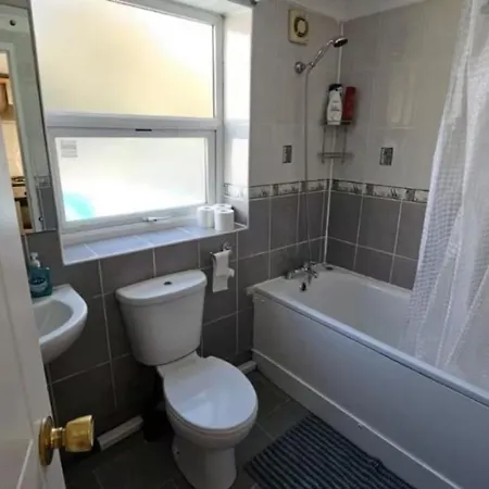 Spacious 3-bedroom Apartment! * London