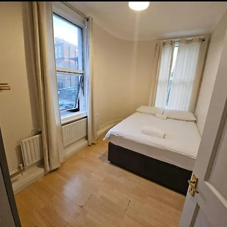 Spacious 3-bedroom Apartment! London