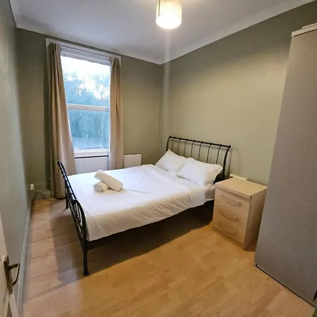 Spacious 3-bedroom Apartment! London
